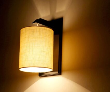 Đèn gỗ gắn tường nhà thờ họ tạo điểm nhấn tinh tế