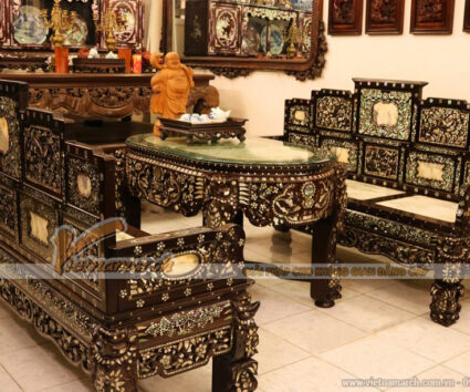 Bộ trường kỷ ngũ sơn theo phong cách cổ điển, chất liệu gỗ gụ mật kết hợp khảm ốc xà cừ và mặt đá vân tàu tự nhiên, phần bàn được thiết kế hình ô van