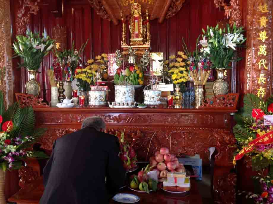 Theo bạn, nhà thờ họ thờ ai? Theo bạn, nhà thờ họ thờ ai?