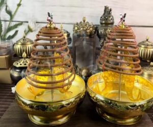 co-nen-thap-huong-vong-trong-nha